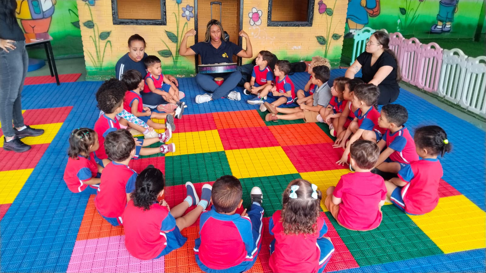 Roda de musicalização com as crianças