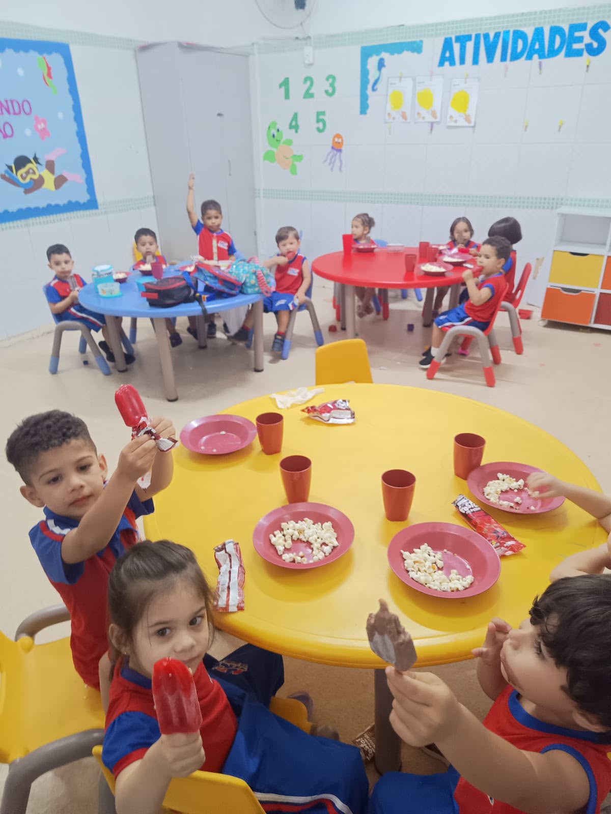 Lanche coletivo com pipoca e picolé