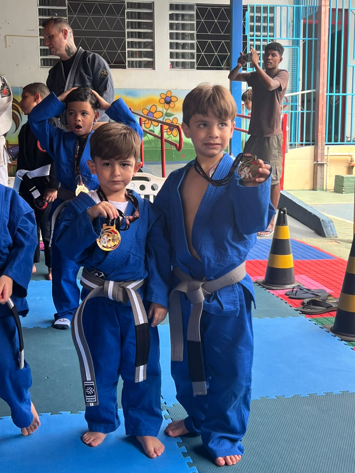 Pequenos campeões de jiu-jítsu com medalhas